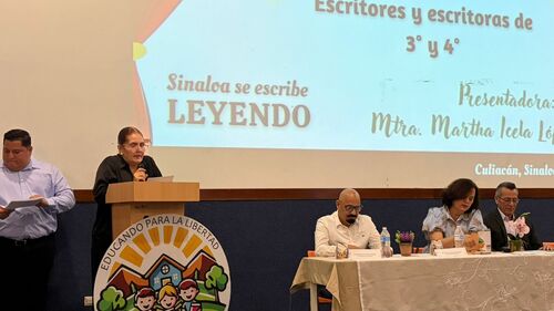 La subsecretaria de Educación Básica, Silvia Evelyn Ward Bringas brindó un emotivo mensaje durante su presentación acerca de la importancia de la paz y la esperanza en la comunidad.
