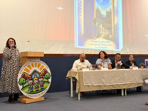 Con entusiasmo, Lizet acompañó la presentación de una obra que reúne las voces y experiencias de la comunidad educativa, además de destacar la calidad de la antología. 