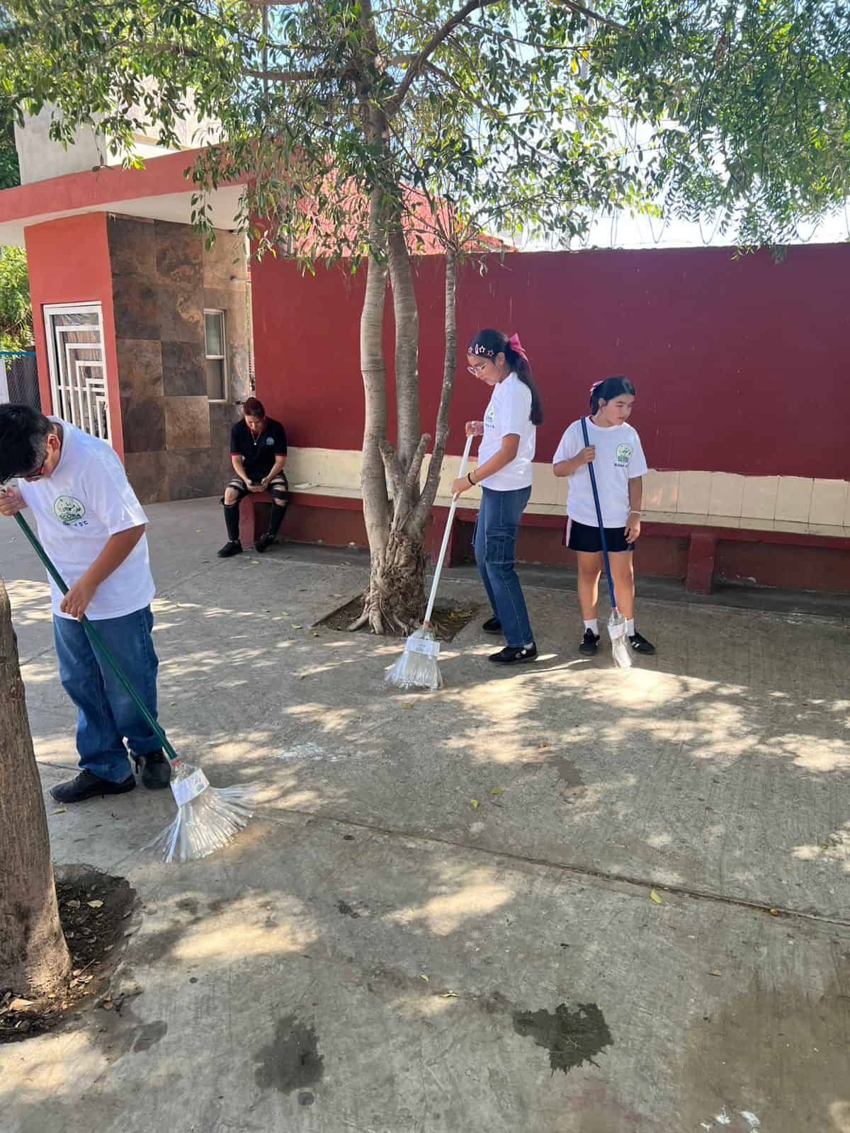 Durante el proceso de creación de la escoba ecológica los niños incorporaron el slogan