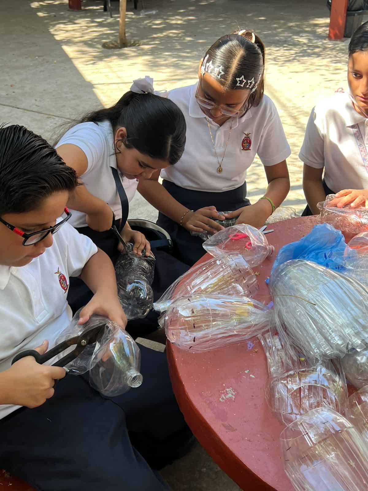 Los alumnos de quinto grado de la primaria Bicentenario de la Independencia pusieron manos a la obra para crear la Eco Ecoba Kids, su proyecto para la iniciativa Juguemos a Emprender