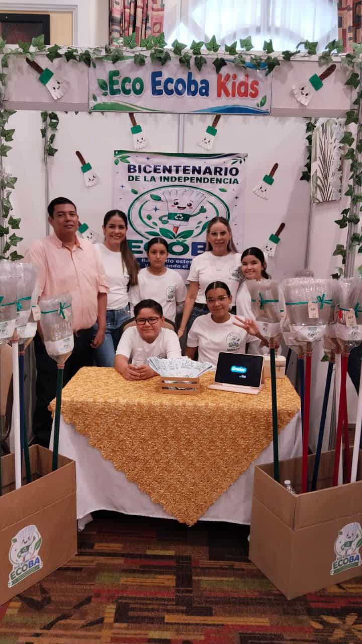 Al finalizar el evento, los estudiantes lograron vender 20 escobas ecológicas creadas por ellos en su proyecto de Juguemos a Emprender