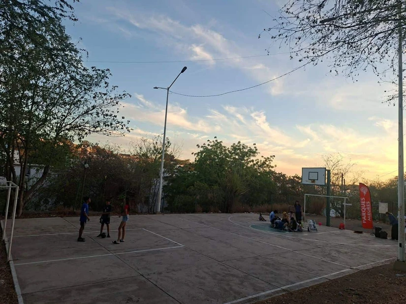 En el Infonavit Cañadas, sobre Cerro del Toro entre Sierra Pino y Picacho, este parque es un punto de encuentro que une a niñas, niños y familias de la comunidad. Foto: Juan Madrigal