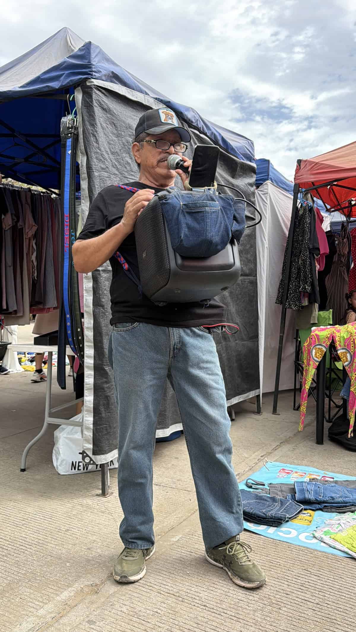 José Fernando lleva 50 años cantando a diario, durante los últimos cuatro años lo ha hecho en mercados y tianguis de Mazatlán