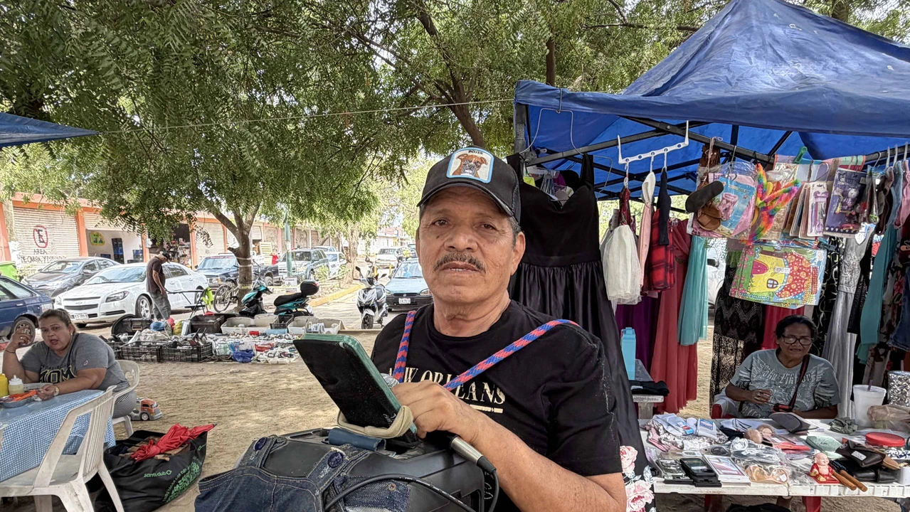 José Fernando tiene una vida cantando música norteña, los clientes de mercados y tianguis de Mazatlán son su público cada mañana