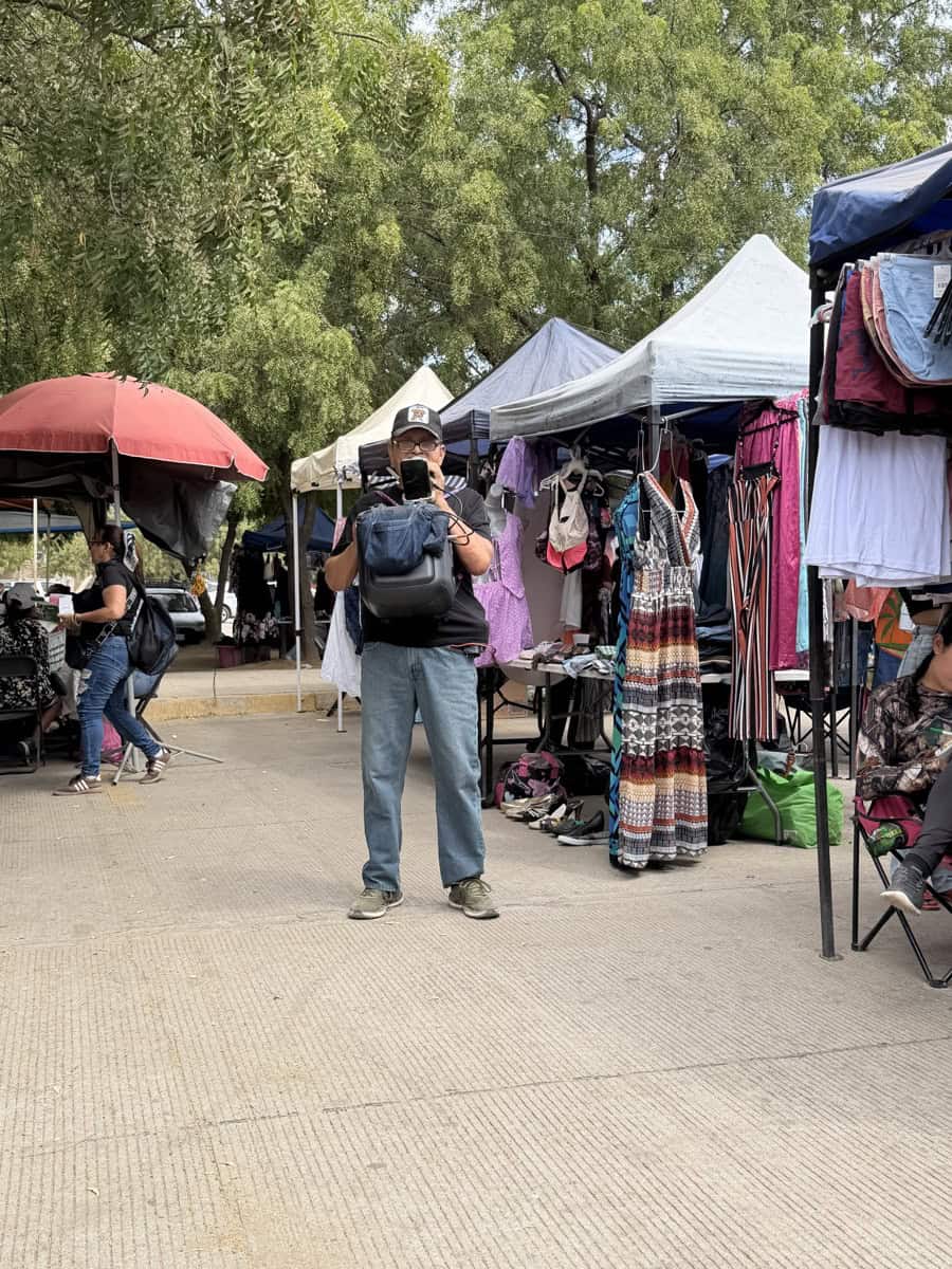 El Tianguis de la colonia Flores Magón es uno de los escenarios en los que José Fernando deleita a los asistentes con sus canciones