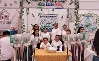Estudiantes de Pradera Dorada barren estereotipos en Mazatl&aacute;n y limpian el planeta con escoba ecol&oacute;gica