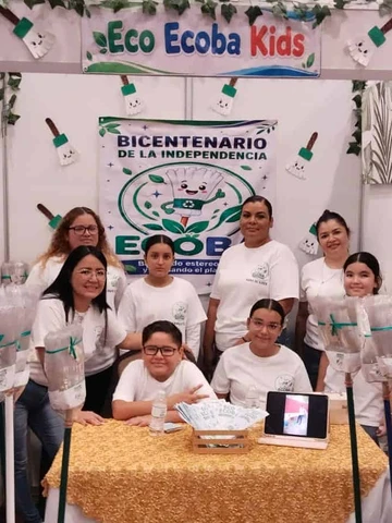 Estudiantes de Pradera Dorada barren estereotipos en Mazatl&aacute;n y limpian el planeta con escoba ecol&oacute;gica