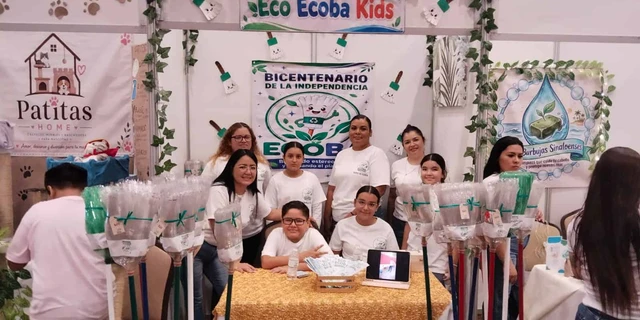 Estudiantes de Pradera Dorada barren estereotipos en Mazatl&aacute;n y limpian el planeta con escoba ecol&oacute;gica