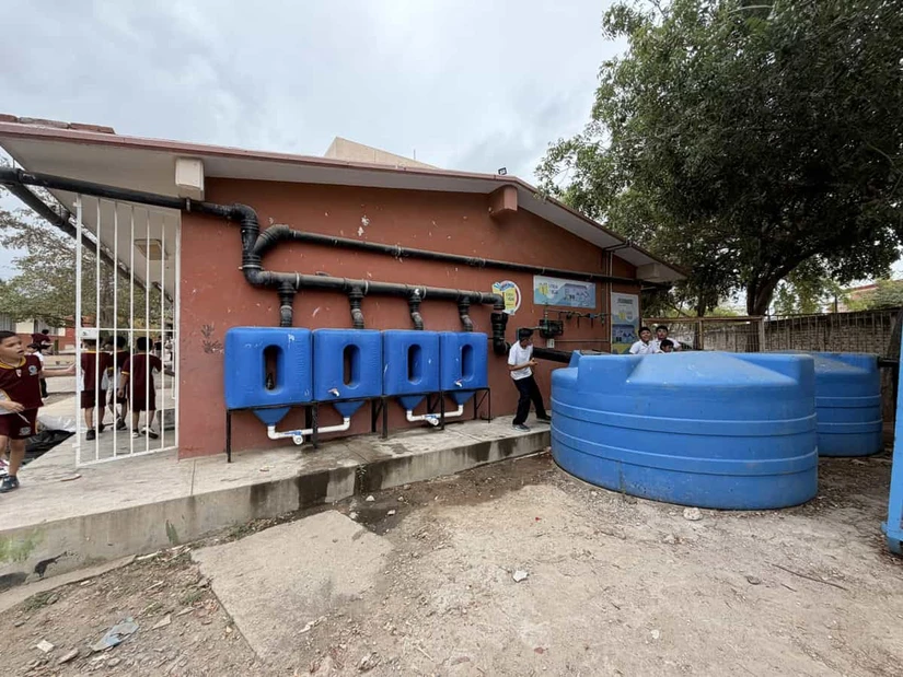 El plantel cuenta con un sistema de captación de aguas pluviales donado por Fundación Coca Cola, que le permite utilizar el líquido en los sanitarios