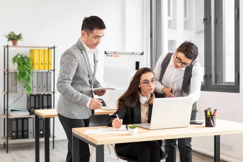 Así funciona el pago de horas extras de trabajo. Foto: Magnific