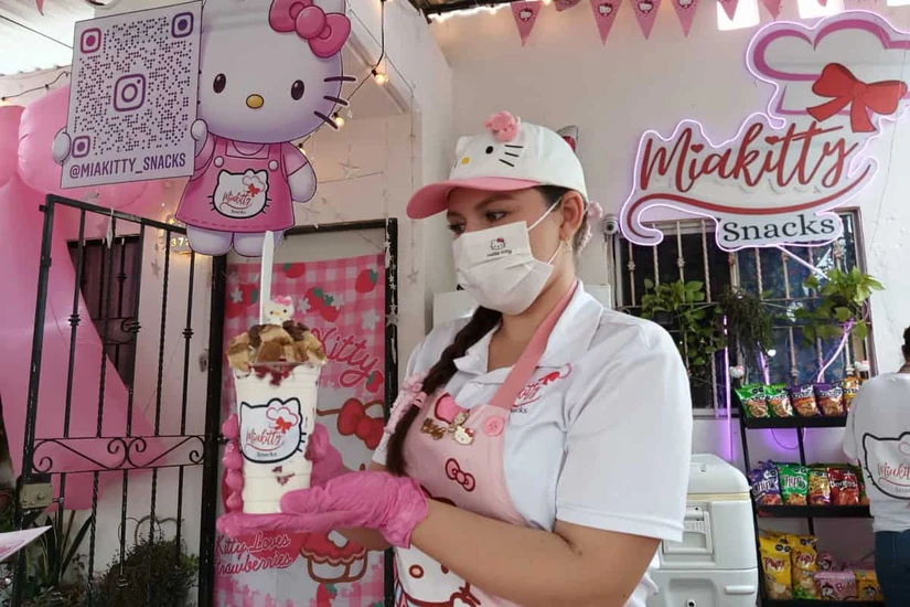 Citlaly convirtió su amor de toda la vida por Hello Kitty en Miakitty Snacks, un concepto único en Culiacán que destaca por su decoración, menú y ambiente temático. Las fresas con crema son de sus productos más buscados.