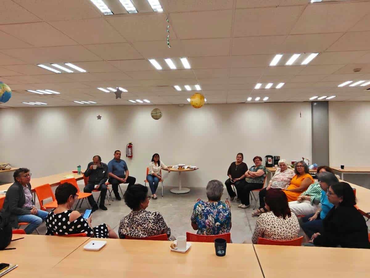El Club de Lectura se lleva a cabo todos los jueves de 11 de la mañana a 1 de la tarde en la biblioteca ubicada en frente de la Universidad Autónoma de Occidente.