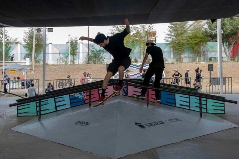 Con creatividad, disciplina y pasión, las y los participantes demostraron su talento sobre la patineta durante las competencias realizadas en el marco del Día Internacional del Skate. Foto: Ayuntamiento de Culiacán