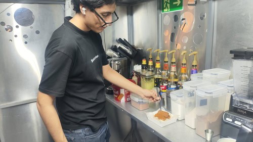 Ángel prepara al momento y con esmero cada cheesecake, así como las bebidas que venden en el food truck que se encuentra en el boulevard Mario López Valdez.