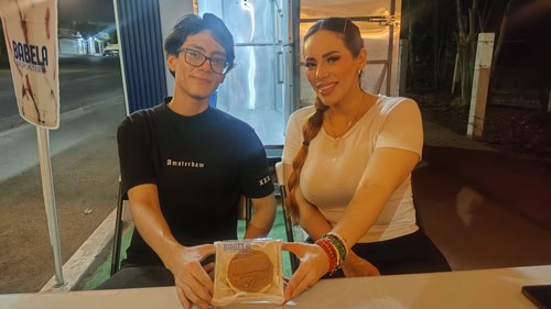 Gabriela y su hijo Ángel han hecho un gran equipo para poder sacar adelante a su emprendimiento de repostería y café.