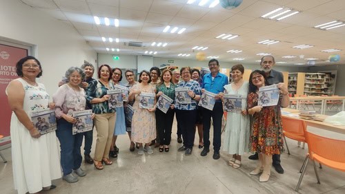 Los participantes del Club de Lectura se reunieron felices junto a la edición del mes de Tus Buenas Noticias La Conquista, donde salieron las actividades que realizan.