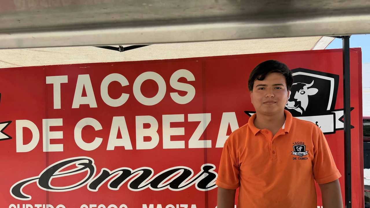 El joven Juan Pablo Osuna Lizárraga se asoció con su papá para expandir su negocio de tacos de cabeza en el sector Pradera Dorada, donde atiende a sus clientes a partir de las 7:00 am todos los días