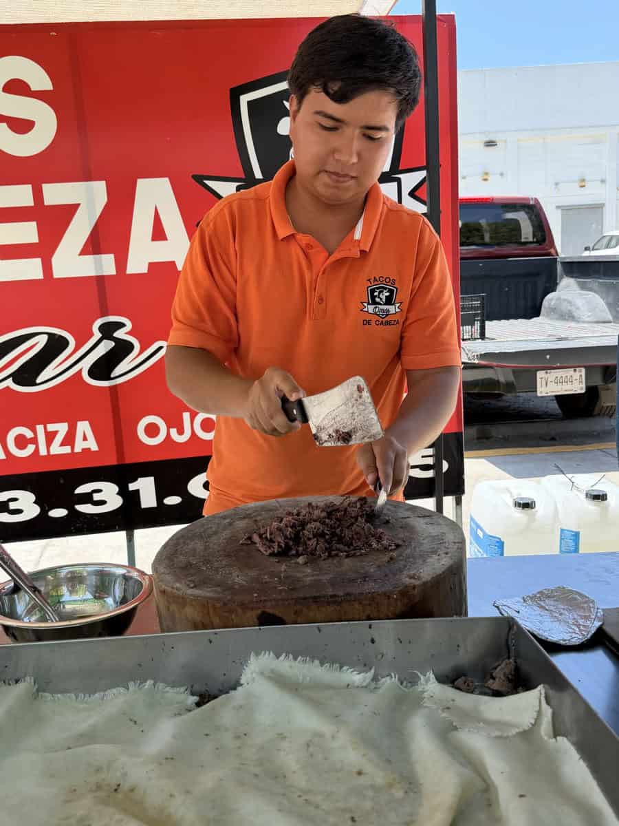Juan Pablo y su familia empezaron a vender tacos de cabeza en Las Mañanitas, donde se establecieron al llegar a Mazatlán