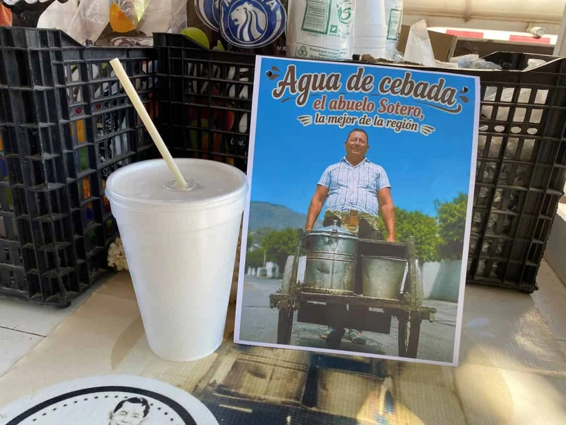Como un homenaje a la memoria de su abuelo, Sonia porta la imagen de su abuelo Sotero en su triciclo.