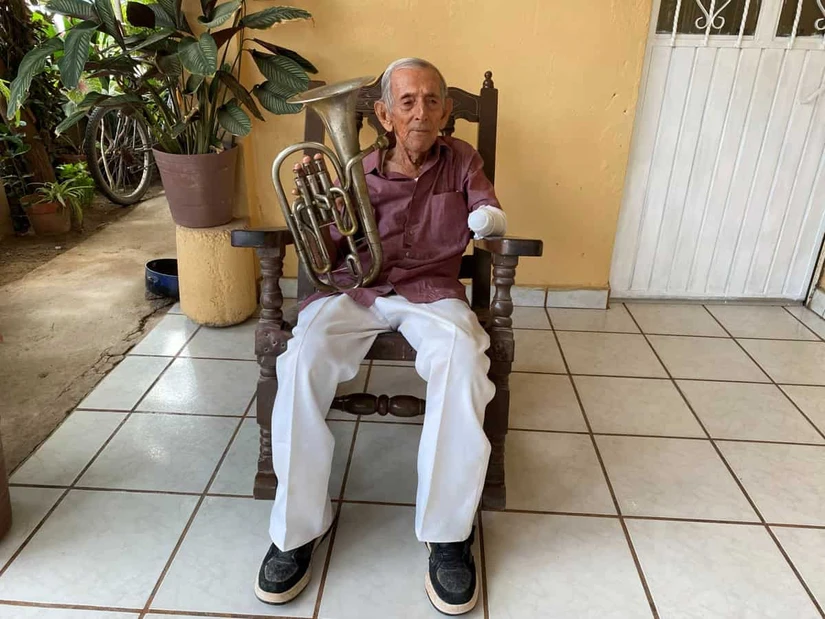 Don Carlos Mendoza, uno de los primeros músicos de Coyotitán que heredó el legado a uno de sus hijos