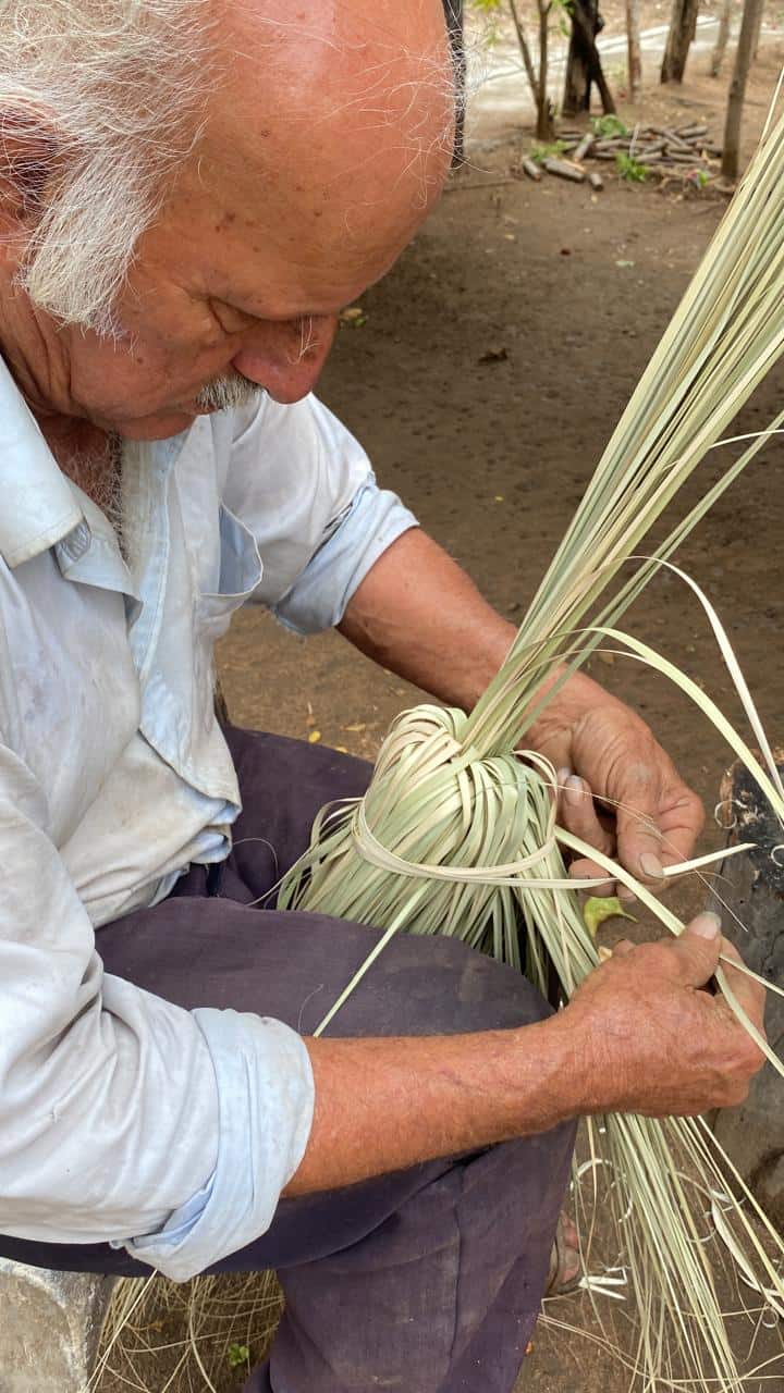 Ismael Figureoa, es parte de la tradición de fabricación de escobas de palma de manera artesanal en Los Humayes