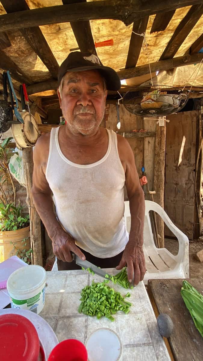 Día a día. don Albrto lucha por llevar el sustento a su hogar para él y sus dos hermanos enfermos 