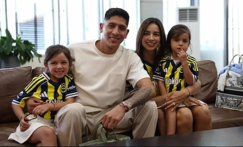 Edson Álvarez con su`pareja y sus dos hijas. Foto: Instagram