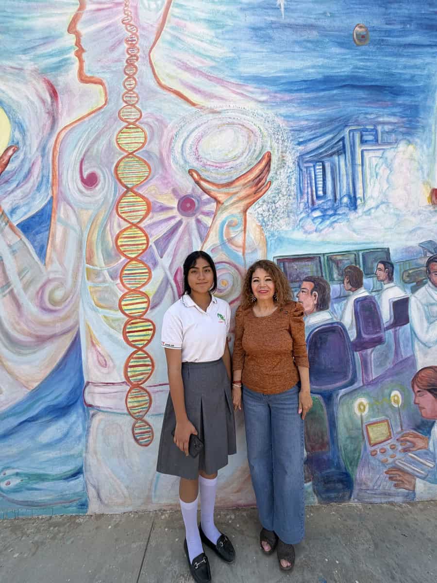 Con apoyo de la profesora Ingrid, María Fernanda, escribió el ensayo ganador del concurso Escribir por la Paz en Sinaloa