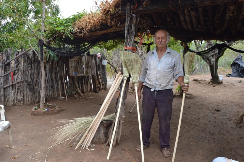La fabricación de escobas don Ismaael la aprendió de otra persona, y su primera docena la vendió a doce pesos