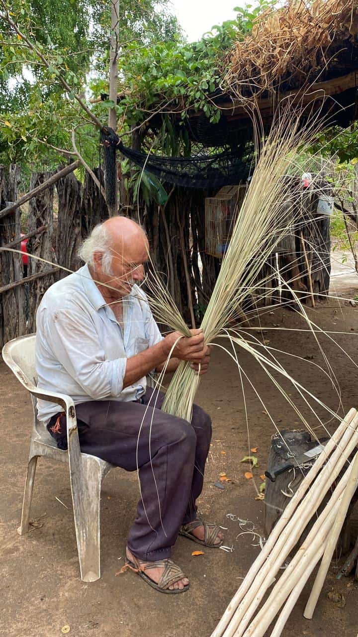 La fabricación de escobas es todo un proceso artesanal rústico que requiere mucha paciencia