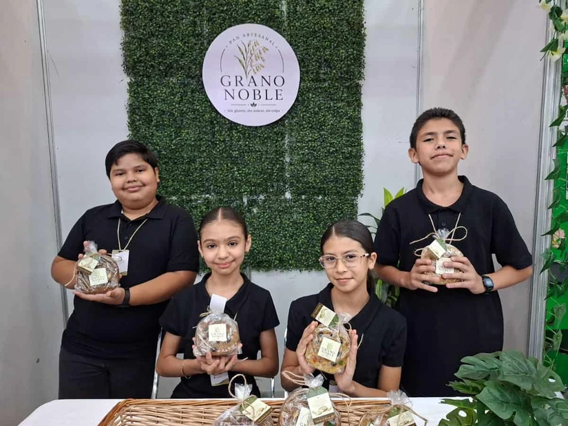 Muy felices los niños presentaron su proyecto, que era Pan elaborado con granos integrales y de forma artesanal.