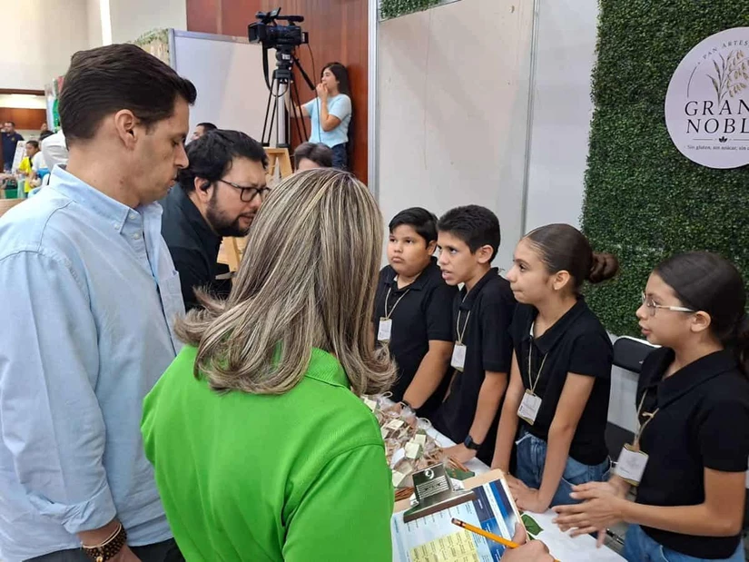 Los niños realizaron una explicación muy clara de su producto ante las personalidades del jurado.