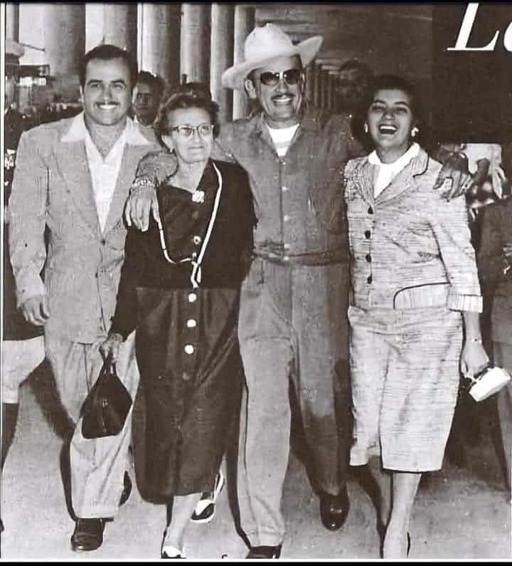 Pedro Infante al lado de su mamá y hermanos cuando ya tenía fama y fortuna.