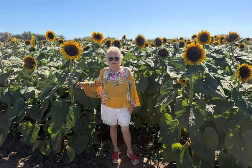 Costurera y cocinera de toda la vida, ha confeccionado vestidos, preparado comida para vender y compartido sus creaciones con amigas y familiares durante décadas. Aquí en una visita al campo de girasoles en Mocorito.