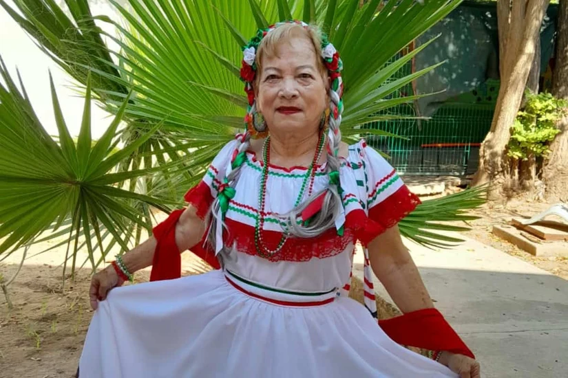 A Rosario le gusta confeccionar vestidos para cada fecha especial, como este atuendo mexicano que posa en el patio del DIF Palmito.