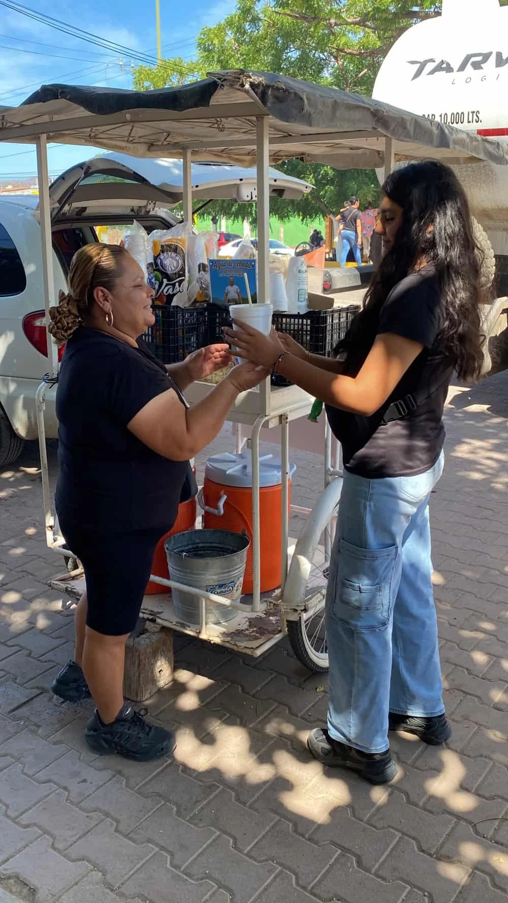 Sonia diariamente con una buena actitud, atiende a sus clientes, algunos recuerdan la historia que guarda su triciclo
