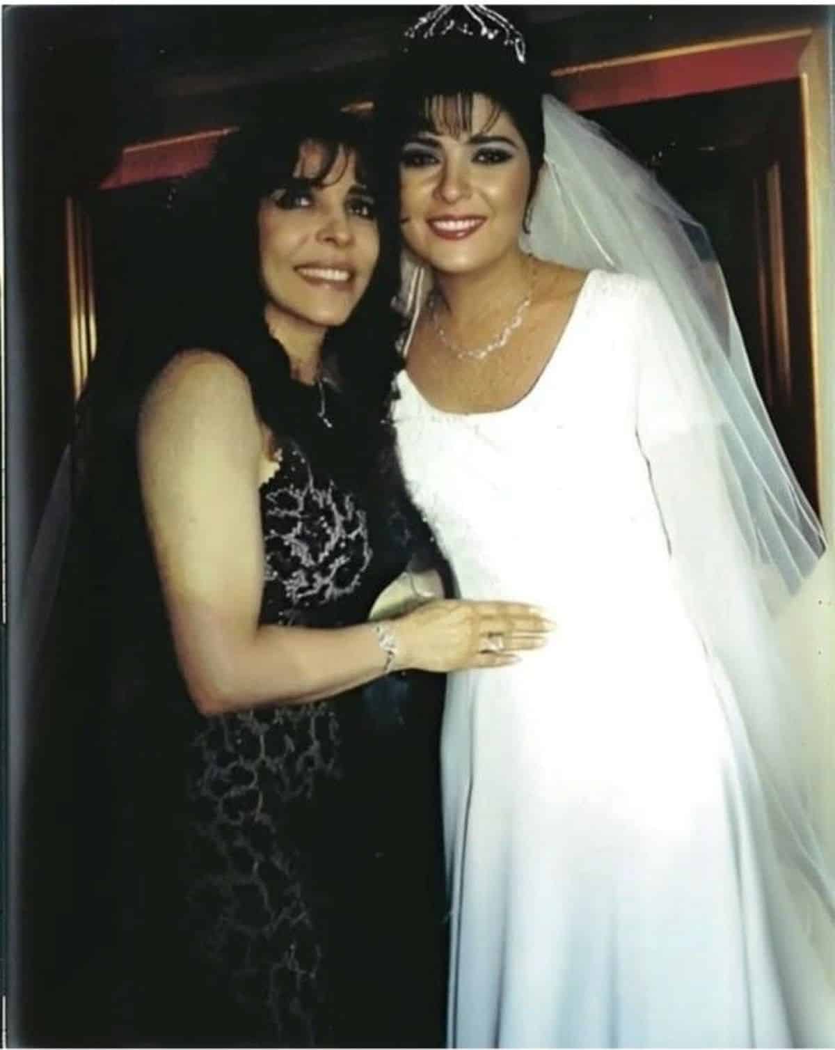 Verónica Castro fue una de los testigos de la boda de la actriz Victoria Ruffo y Omar Fayad. Foto: Pinterest.