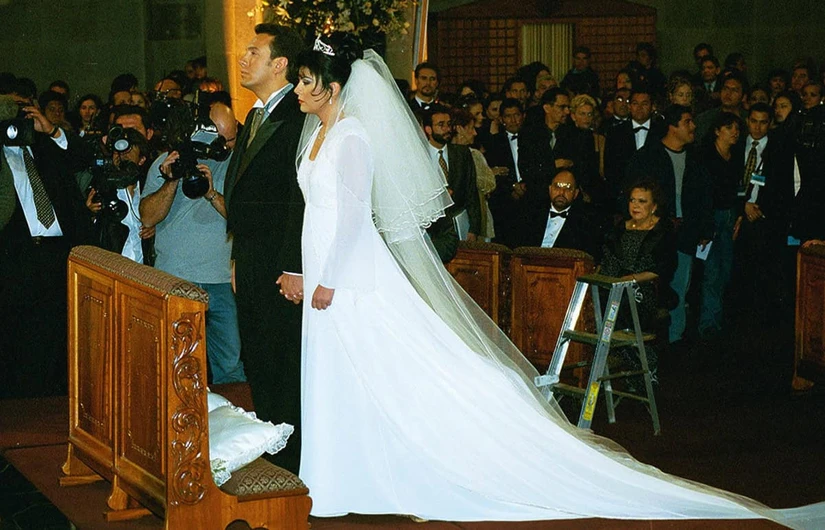 Vestido de novia de Victoria Ruffo tenía una cola de 50 metros Foto: El Universal