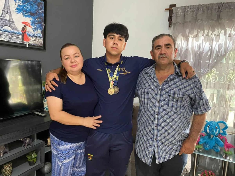 Yael Osvaldo reconoce el esfuerzo de sus padres para él poder acudir a preparatoria fuera de su natal Dimas