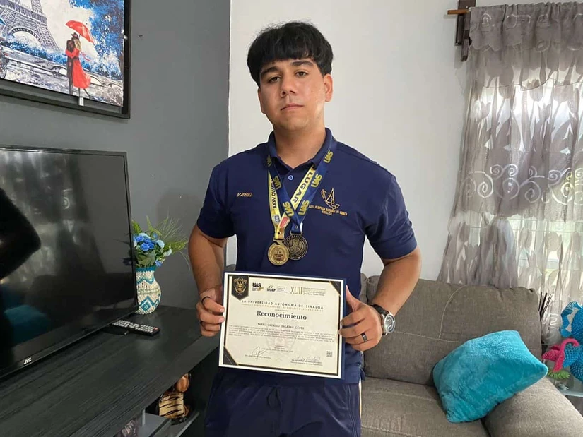 Yael Osvaldo Salazar López, muestra su más reciente logro, la medalla de oro y reconocimiento, por ganar oro en Química