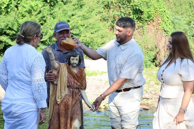 Como ya es toda una tradición familias de Elota se reúnen para llevar a cabo el baño de San Juan Baustista