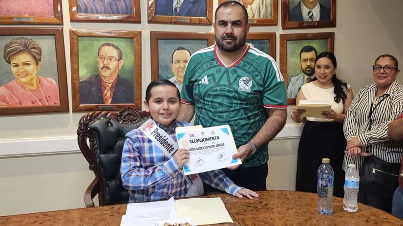 El alcalde Luis Fernando Loaiza Bañuelos hizo entrega de un reconocimiento al presidente municipal por un día, Jesús Alberto Picos Chicas
