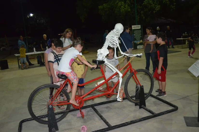 La bicicleta que permite observar el movimiento del esqueleto humano y es una de las atracciones preferidas de las niñas y los niños, quienes aprenden jugando. Foto: Juan Madrigal