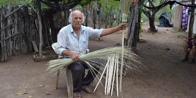 Solo quedan tres artesanos en Los Humayes, Sinaloa... y &eacute;l se niega a dejar morir el oficio de las escobas de palma