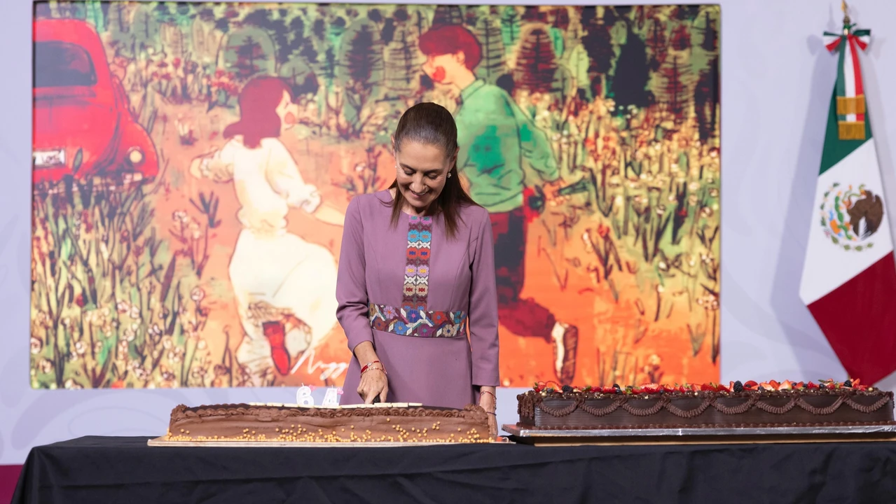 Claudia Sheinbaum celebró sus 64 años con reporteros en Palacio Nacional. La presidenta explicó que el partido de la Selección Mexicana y el Fan Fest del Mundial modificaron sus planes familiares.