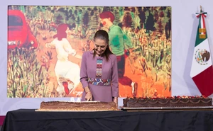 Así sorprendieron a Sheinbaum en su cumpleaños 64; hubo pastel y ‘Las Mañanitas’ en Palacio Nacional