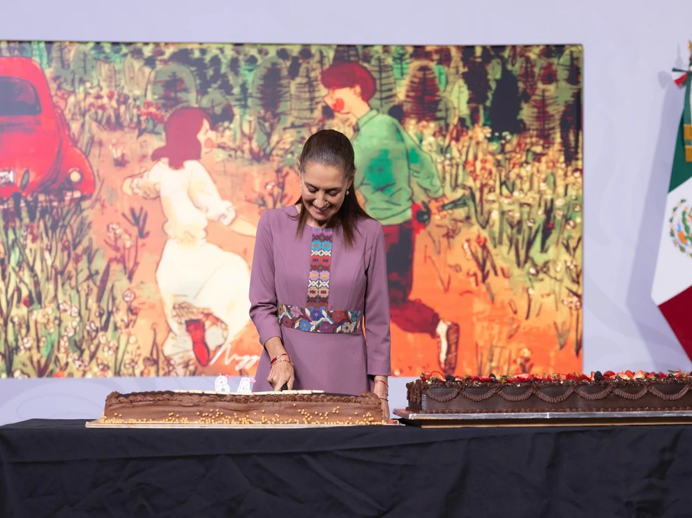 As&iacute; sorprendieron a Sheinbaum en su cumplea&ntilde;os 64; hubo pastel y &acute;Las Ma&ntilde;anitas&acute; en Palacio Nacional