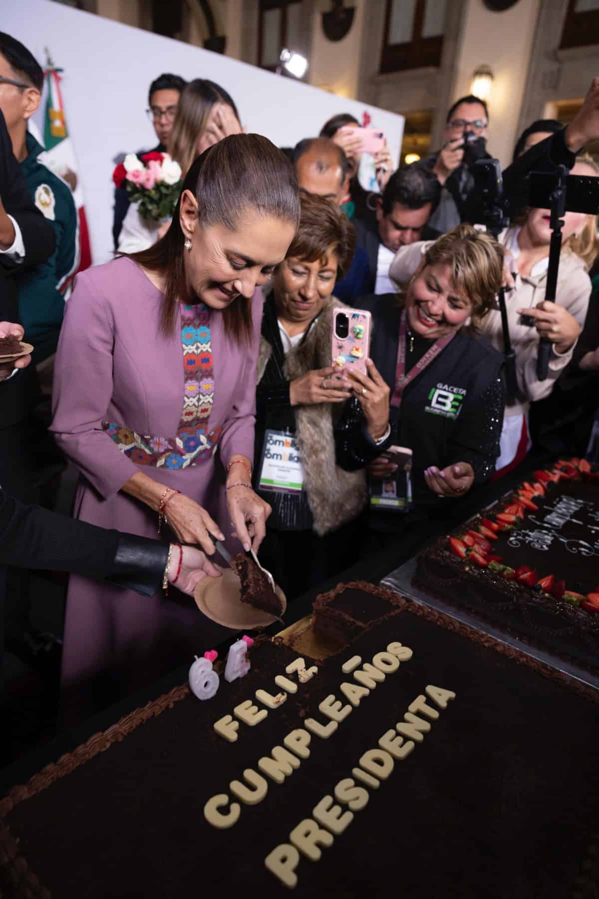 La presidenta Sheinbaum celebra su cumpleaños 64; este es el plan que tiene con su esposo