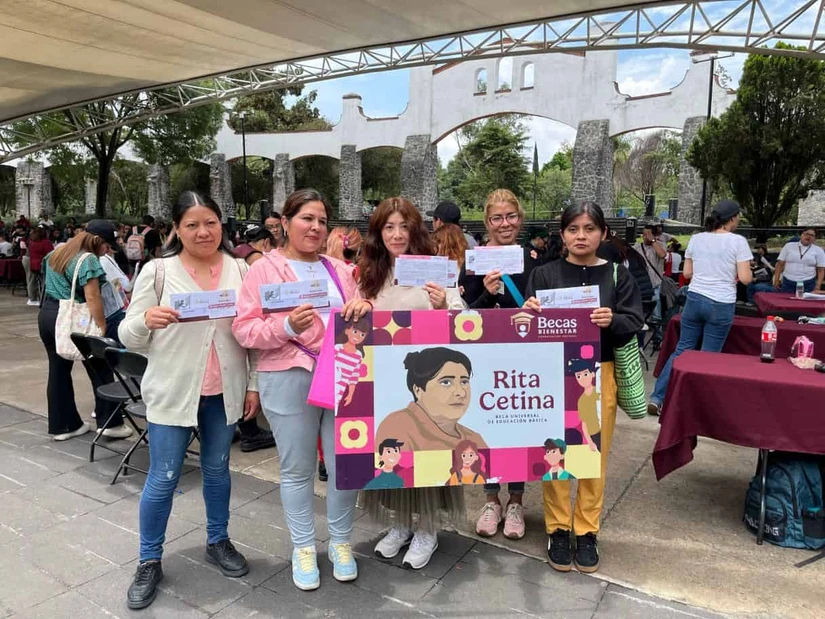 Sigue la entrega de la tarjeta de la Beca Rita Cetina para alumnos de primaria. Foto: Cortesía