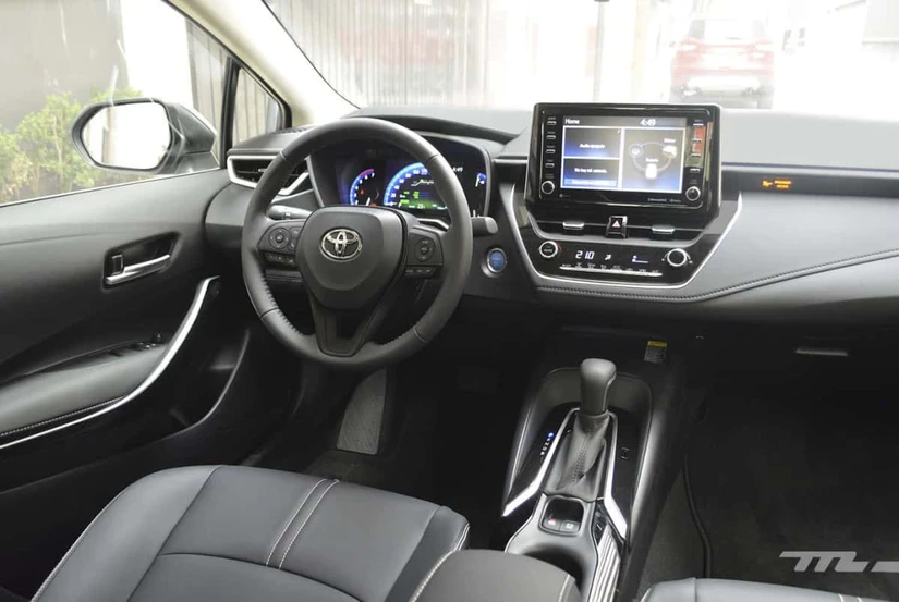 Así luce por dentro el Corolla Hybrid, destacando por su tecnología y confort.